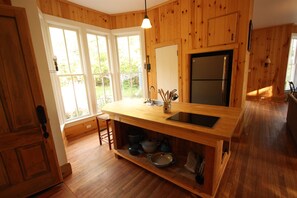 Refrigerador, horno, parrilla de estufa y cafetera y tetera 
