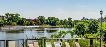 Stunning River View Condo Near Downtown With Free Covered Parking