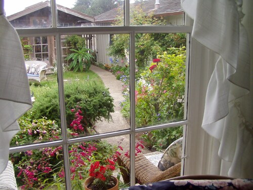 Private Garden Cottage In Mendocino's Historic Preservation District