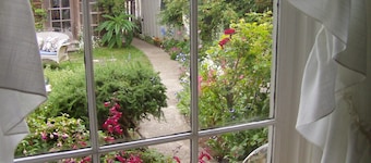 Private Garden Cottage In Mendocino's Historic Preservation District