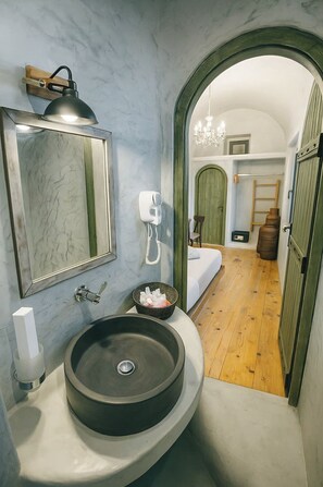 Exclusive Villa, 2 Bedrooms, Hot Tub, Sea View | Bathroom | Designer toiletries, hair dryer, bathrobes, slippers - Valsamo Suites (Santorini)