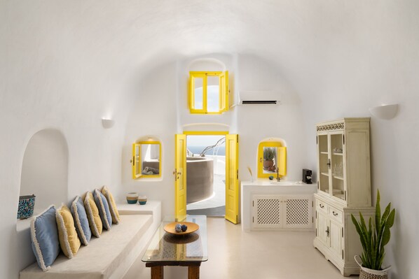 Egyptian cotton sheets, premium bedding, individually decorated - Valsamo Suites (Santorini)