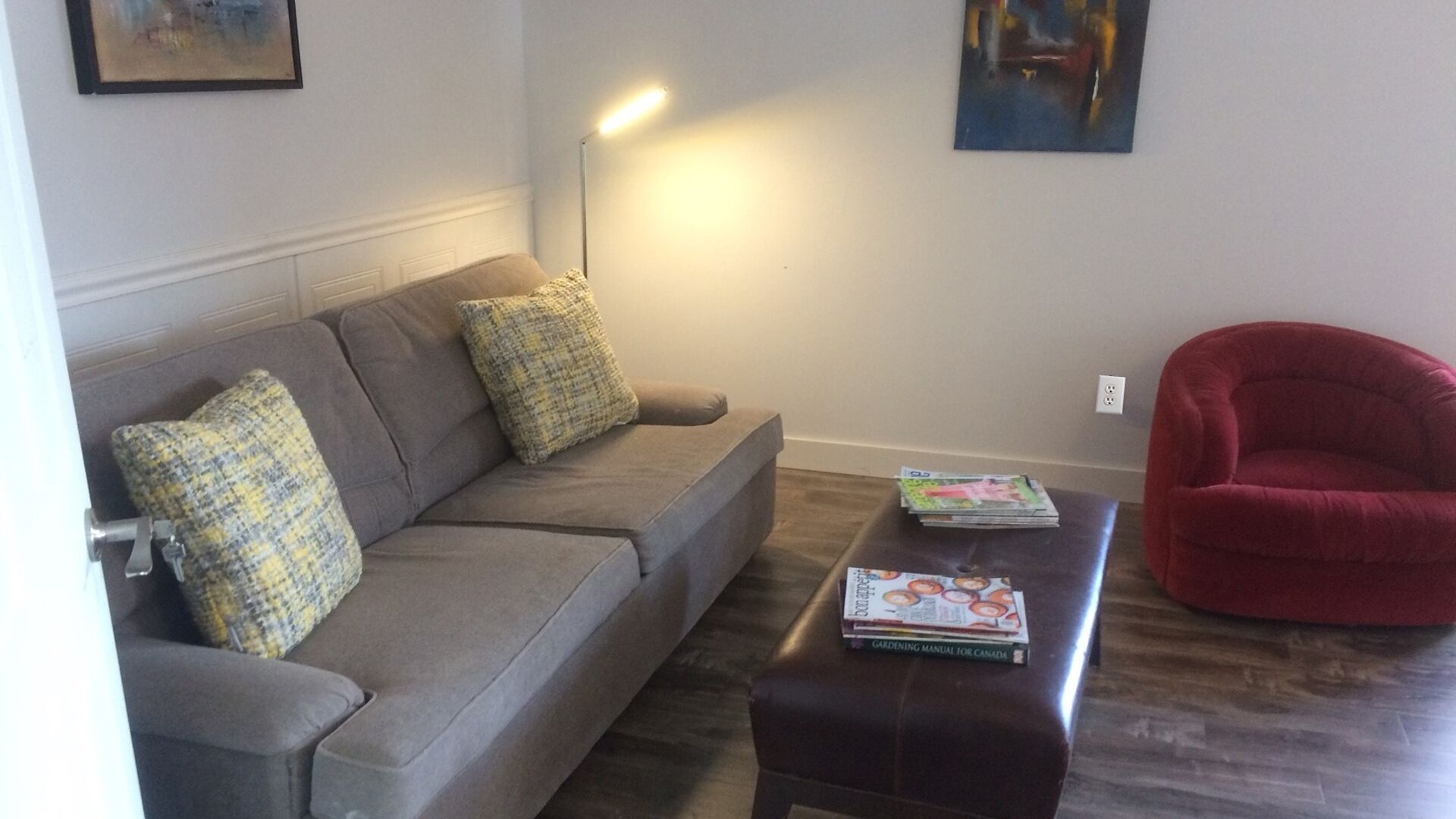 Coastal Living -Two Level Loft Ten Steps From The Ocean