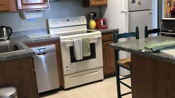雪櫃、微波爐、焗爐、爐具