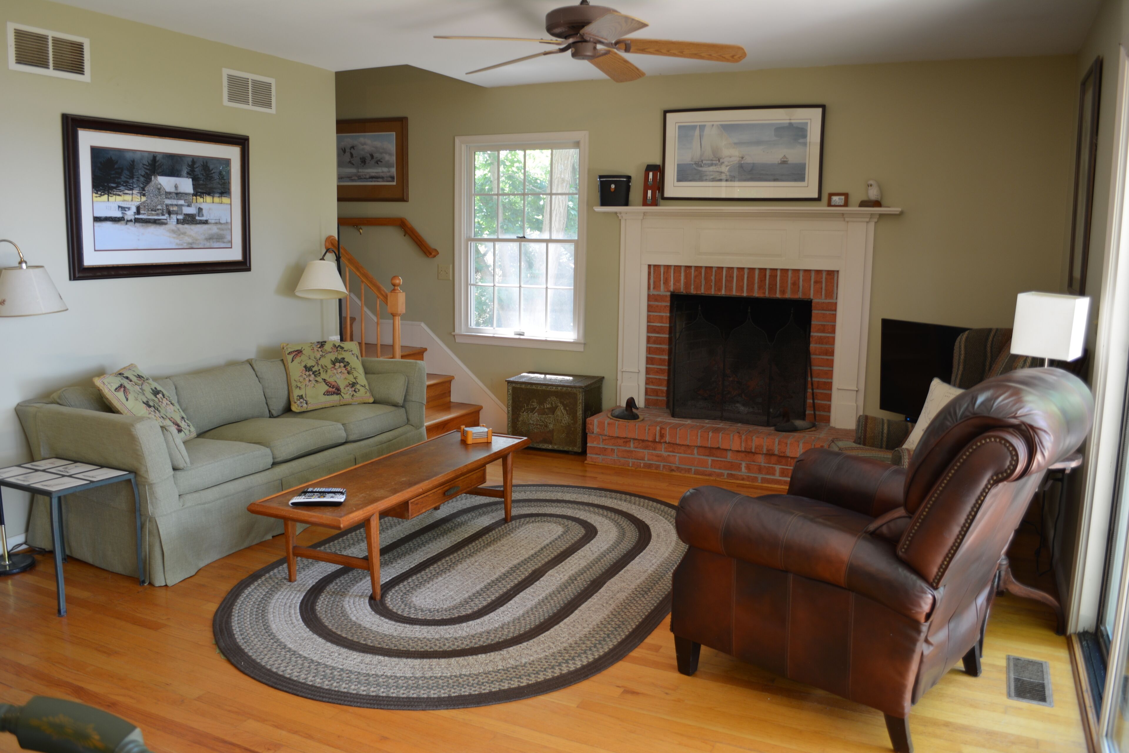 Télévision, cheminée, lecteur de DVD, livres