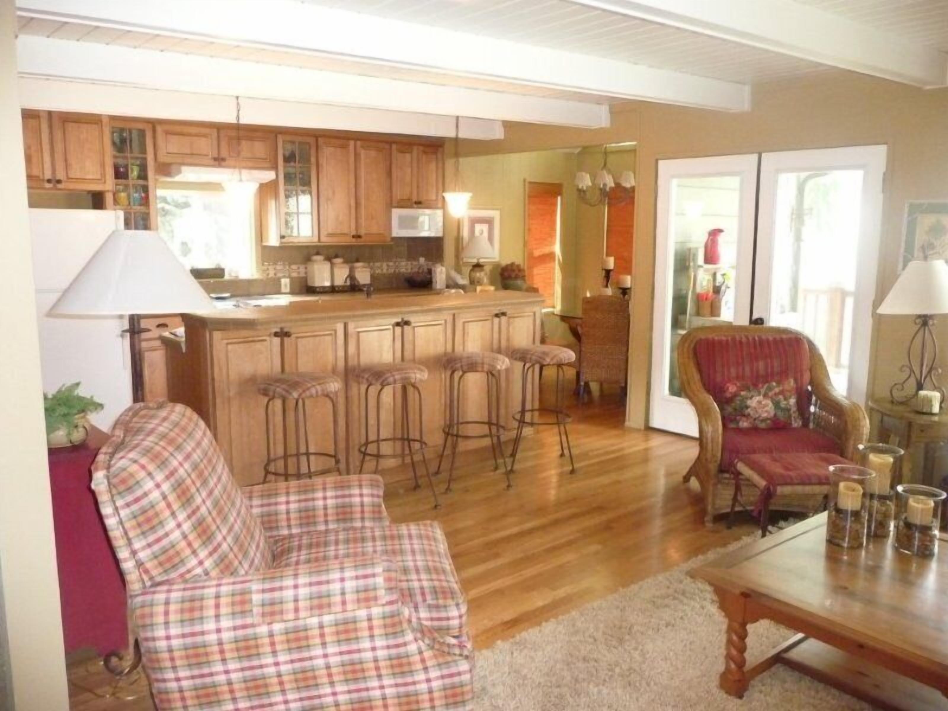 Charming Waterfront Cottage on Treasure Island