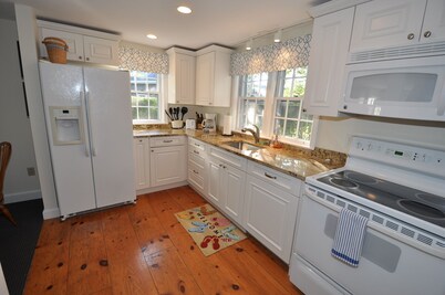 2 Bedrooms + Loft - Sleeps 6 in Beds but max 4 adults- 5 Blocks to Town