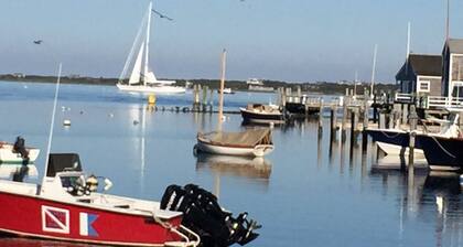 2 Bedrooms + Loft - Sleeps 6 in Beds but max 4 adults- 5 Blocks to Town