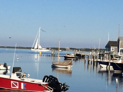 2 Bedrooms + Loft - Sleeps 6 in Beds but max 4 adults- 5 Blocks to Town