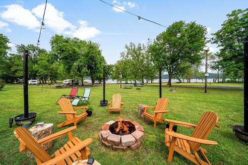 Family reunions, Large families. Plenty of room. On beautiful Lake Hudson