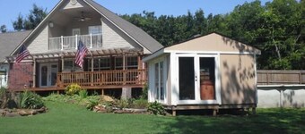 Family reunions, Large families. Plenty of room. On beautiful Lake Hudson