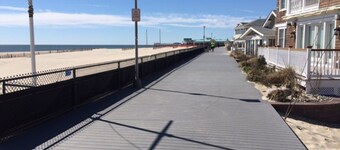 Comfy & Cozy - 3BR House - 1 Block to the Boardwalk