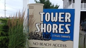 Un letrero indica 'Tower Shores', una comunidad privada, con un aviso de 'Sin acceso a la playa'.