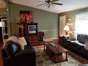 TV, DVD player, books, stereo - Private beach, quiet cove, beautiful deck view! (Longtown)