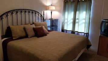 3 bedrooms, desk, iron/ironing board, free WiFi