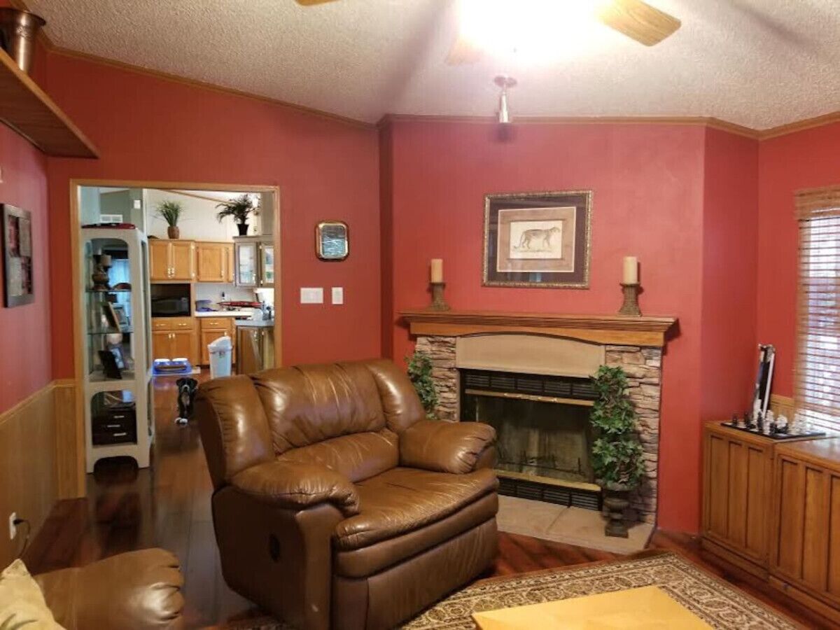 Fernseher, DVD-Player, Bücher, Stereoanlage