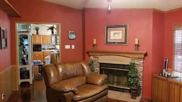 Fernseher, DVD-Player, Bücher, Stereoanlage