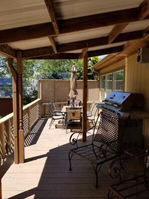 Outdoor dining - Private beach, quiet cove, beautiful deck view! (Longtown)