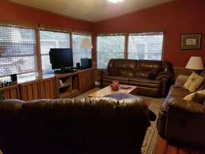 TV, DVD player, books, stereo - Private beach, quiet cove, beautiful deck view! (Longtown)