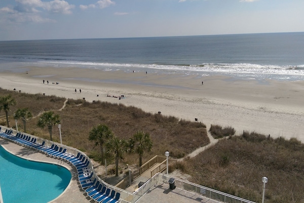 På stranden og solsenger