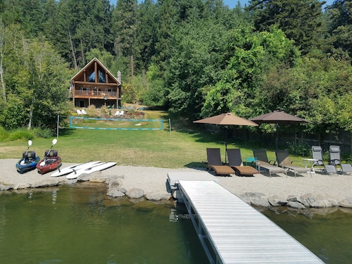 Beautiful Log Home on Cda Lake, Grass to the Water!!!