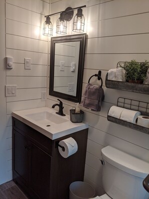 وحدات دش مع أحواض استحمام، مجففات شعر، مناشف، صابون