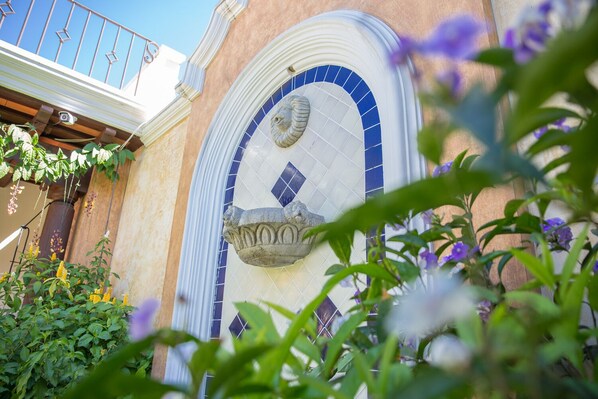 Exterior detail - Apartamentos los Nazarenos PRIVATE APT 5 - heated swimming pool, jacuzzi and gym (Antigua Guatemala)