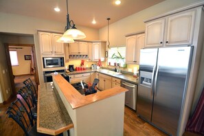 冰箱、微波炉、烤箱、炉灶