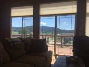 Televisión y chimenea