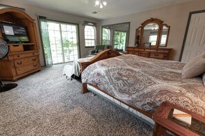 6 bedrooms, iron/ironing board, WiFi, bed sheets