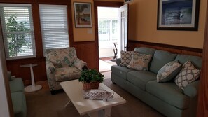 Smart TV, books - On the Avenue, close to everything! (Rehoboth Beach)