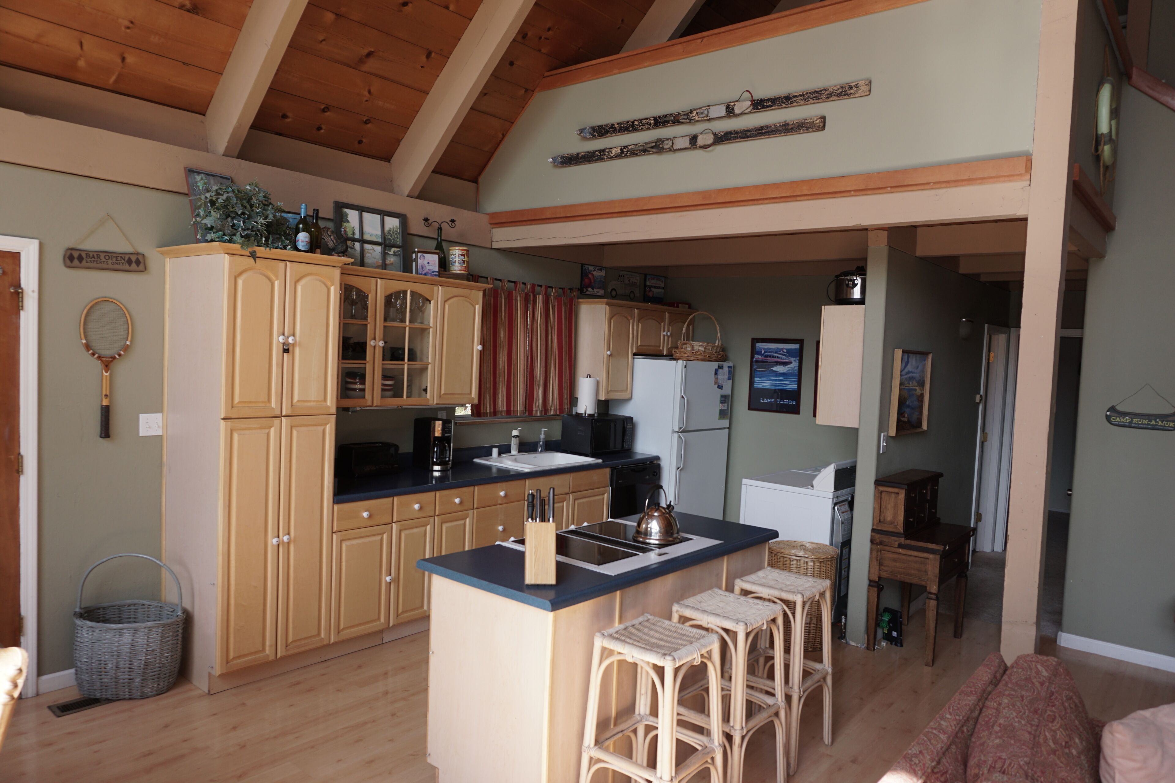 Bright, Spacious Tahoe Retreat. Great Location. Near Skiing, Town & Golf