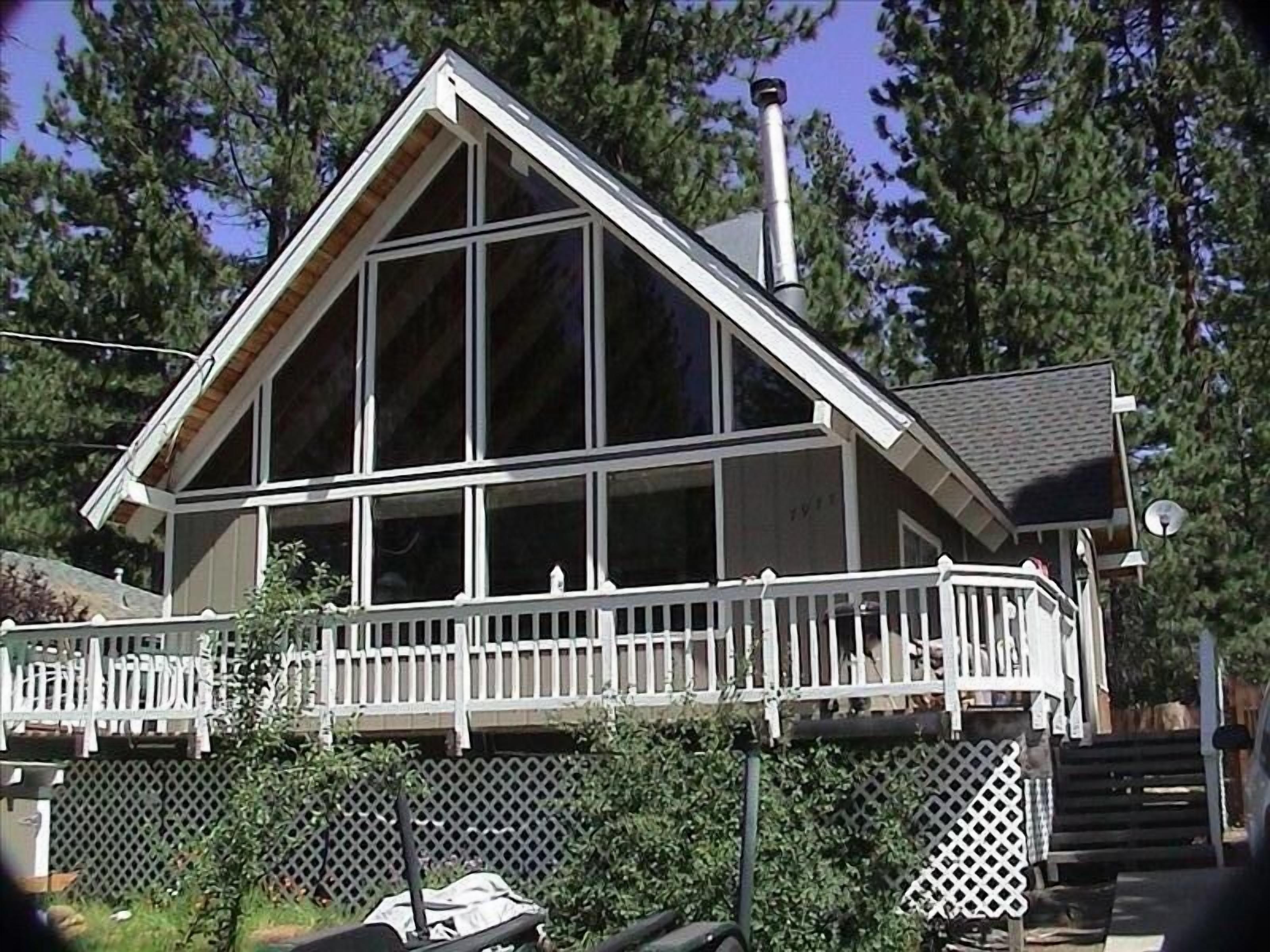 Bright, Spacious Tahoe Retreat. Great Location. Near Skiing, Town & Golf