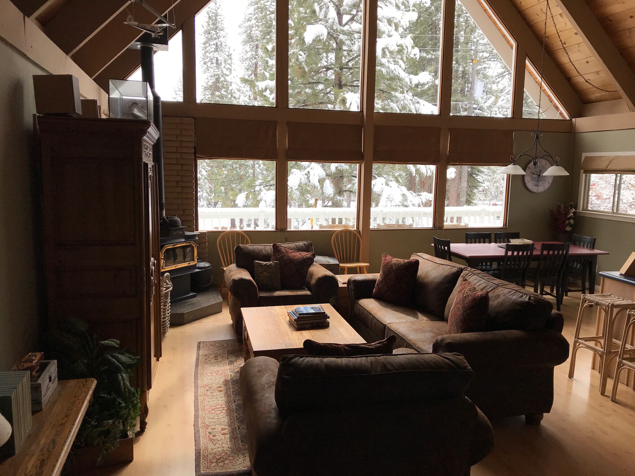 Bright, Spacious Tahoe Retreat. Great Location. Near Skiing, Town & Golf