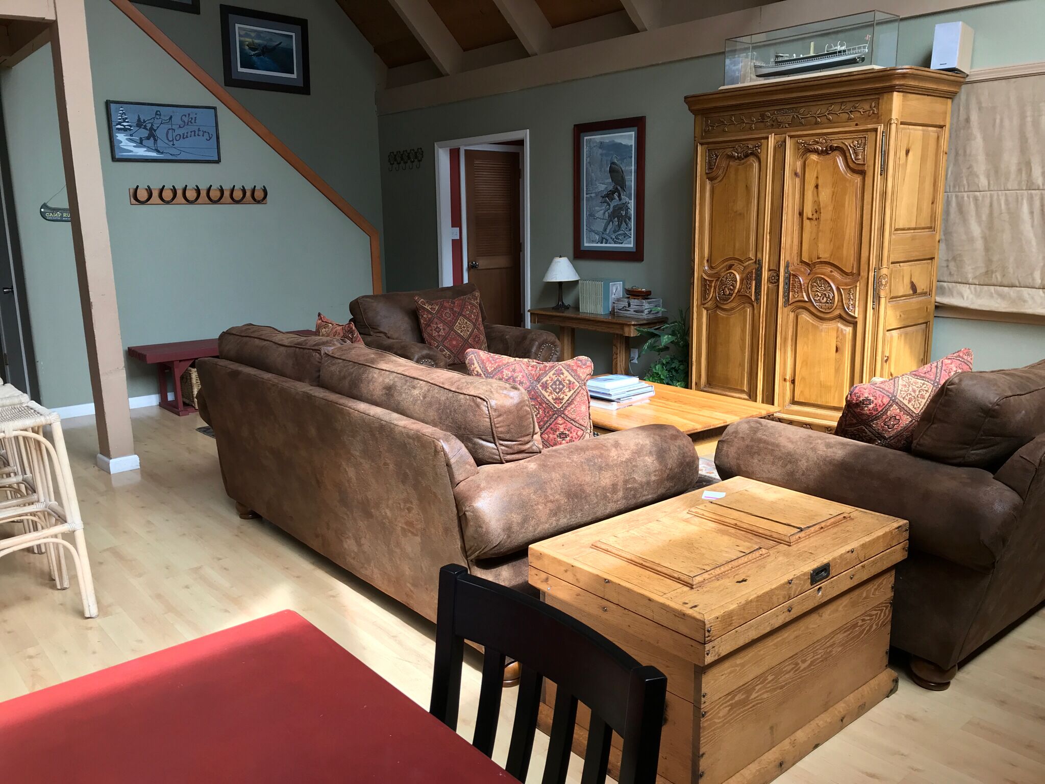 Bright, Spacious Tahoe Retreat. Great Location. Near Skiing, Town & Golf