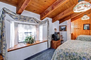 2 bedrooms, bed sheets - Chateau Royal East (Yosemite National Park)