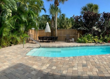 Poolside lounging and dining deck. 