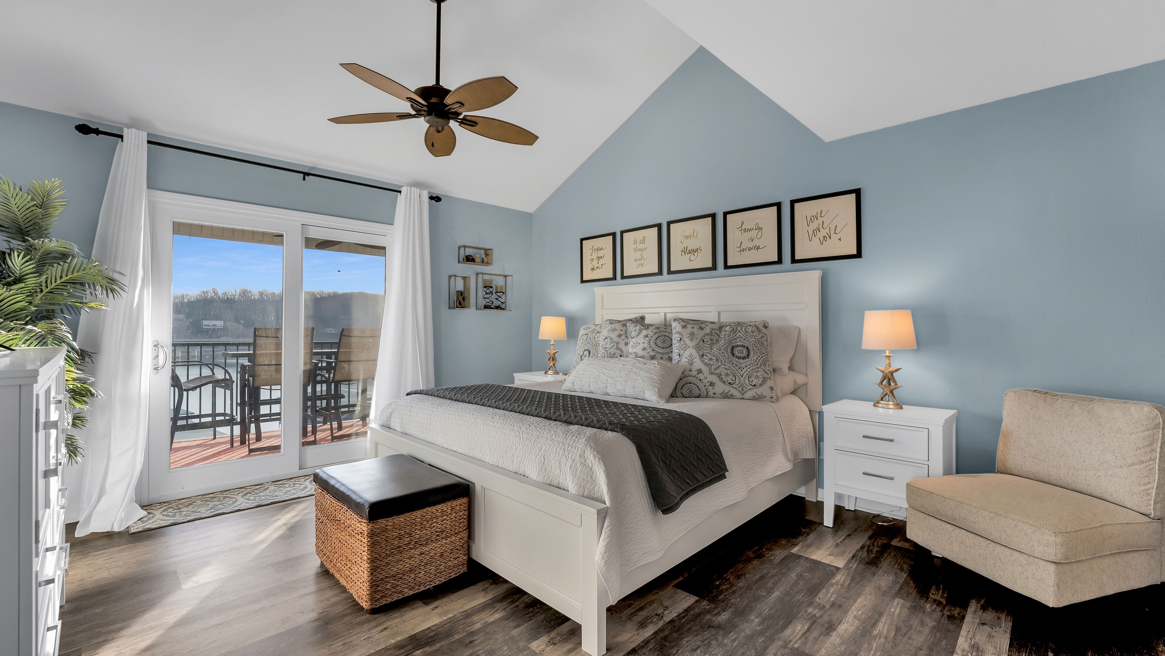 Newly remodeled 4BDR/3BA modern condo with 12x28 BOAT SLIP