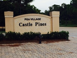 Señal para PGA Village Castle Pines.