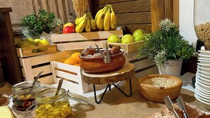 Un buffet de petit-déjeuner comprenant des fruits, des viennoiseries et des céréales.