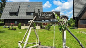Un ensemble de balançoires en bois avec une pancarte indiquant : « Etno Garden, lacs de Plitvice ».
