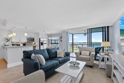 Gorgeous Waterview, Walking Distance to Restaurants, Shops & More!!