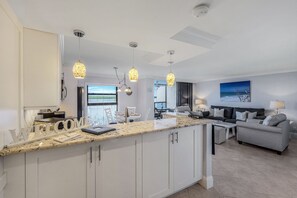Smart TV, DVD player - Gorgeous Waterview, Walking Distance to Restaurants, Shops & More!! (Marco Island)