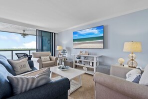 Smart TV, DVD player - Gorgeous Waterview, Walking Distance to Restaurants, Shops & More!! (Marco Island)