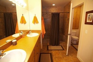Combined shower/tub, hair dryer, towels, soap - Simply the best - luxury, comfort, convenience in Rim Village! (Moab)