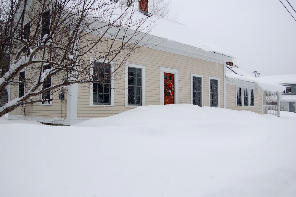 Perfect Vermont Farmhouse At The Base Of The Stratton Mountain Access Road.