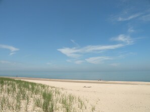 Chaises longues, serviettes de plage