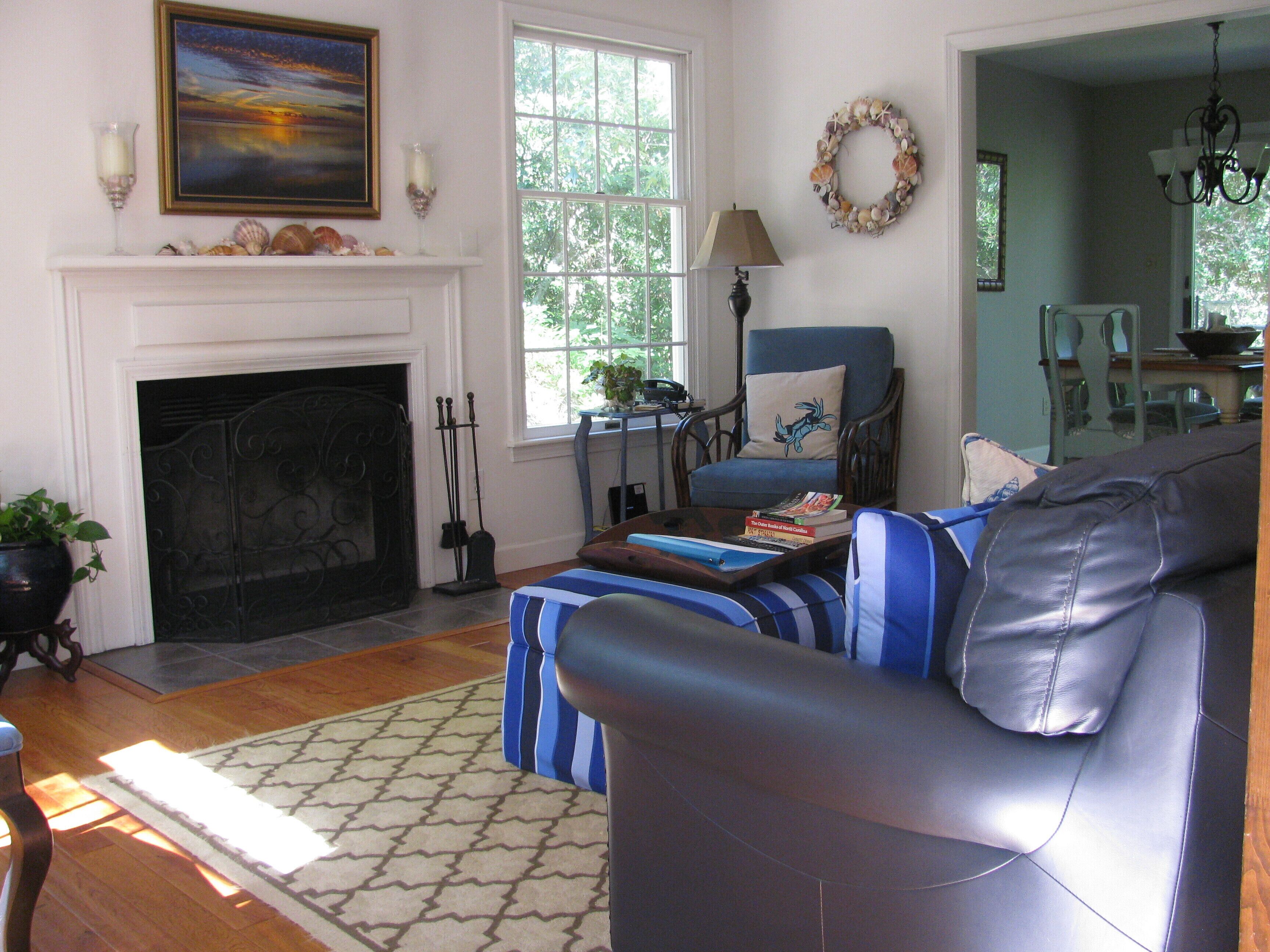 Charming 3 BR Cottage on Top of a Hill, Private Walk to Roanoke Sound