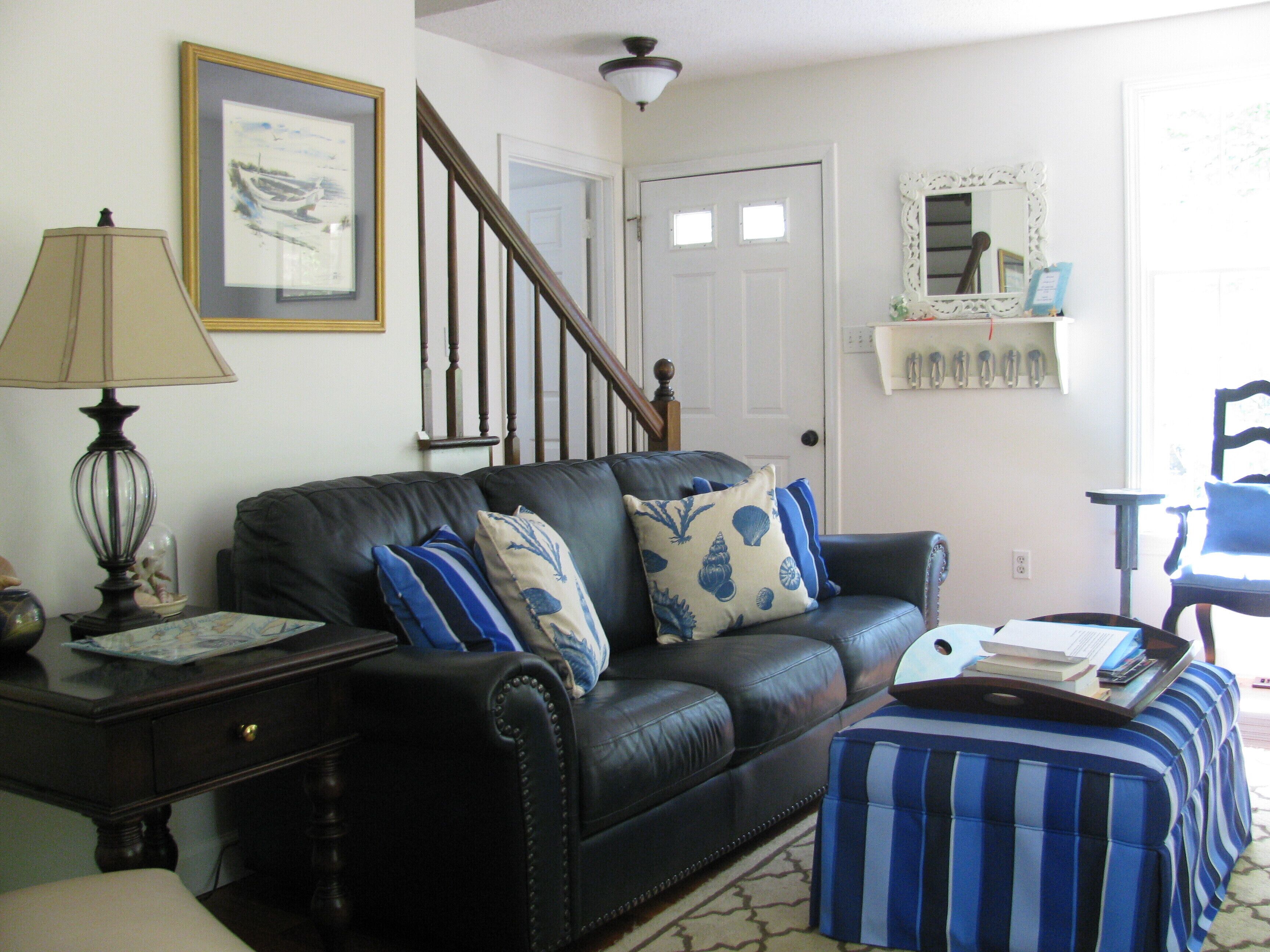 Charming 3 BR Cottage on Top of a Hill, Private Walk to Roanoke Sound