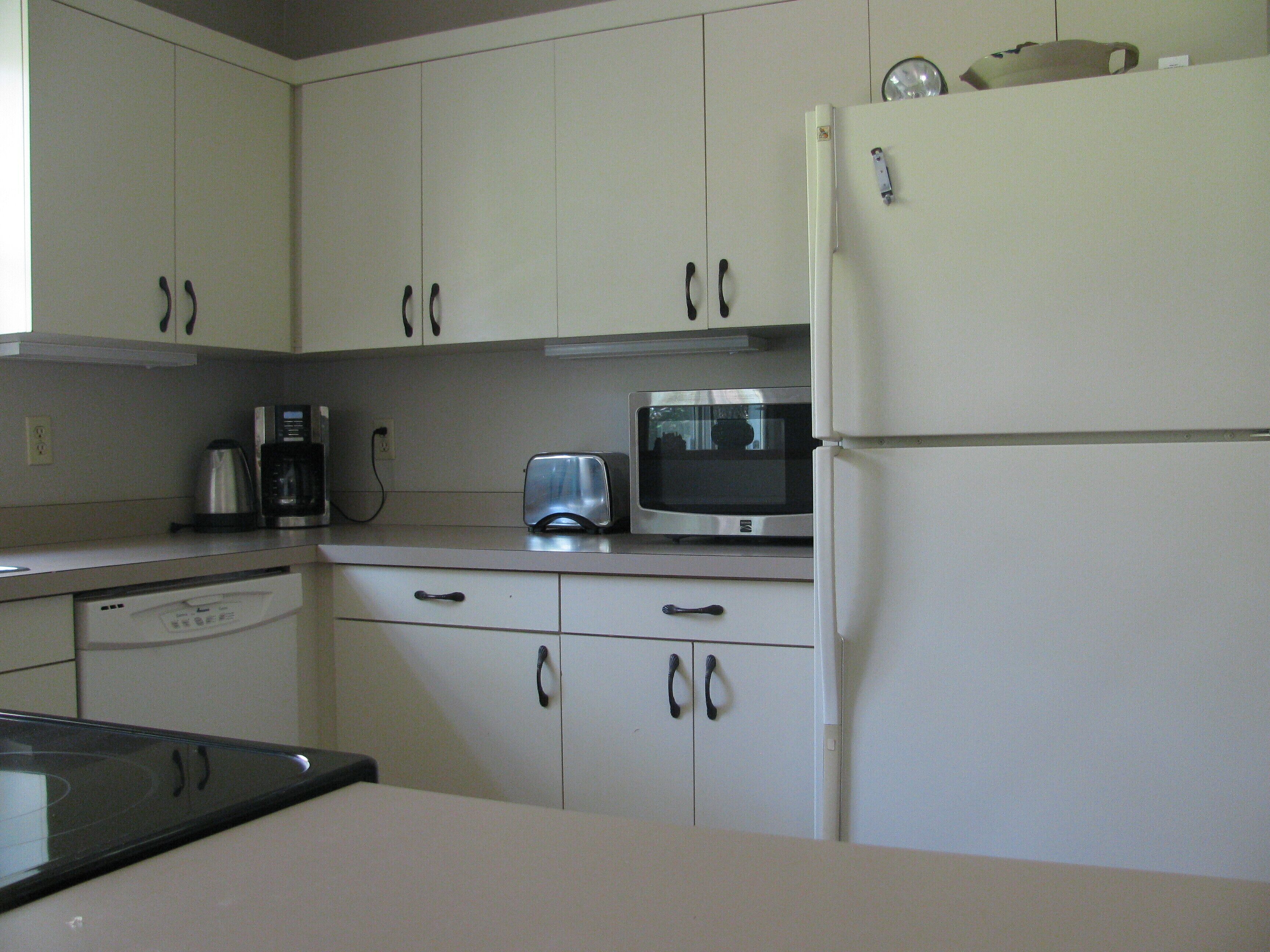 Charming 3 BR Cottage on Top of a Hill, Private Walk to Roanoke Sound